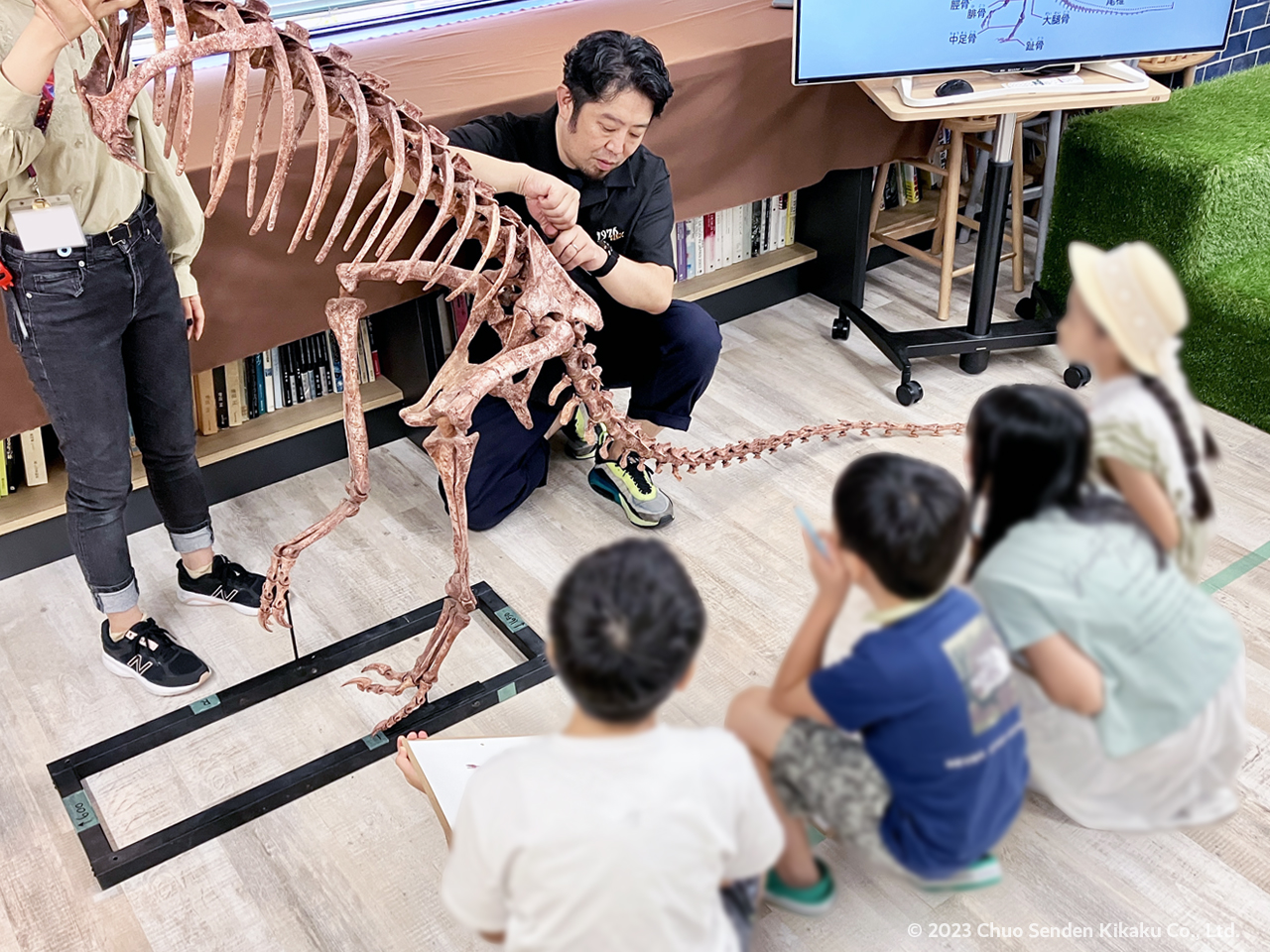 夏休み自由研究ワークショップ　きて みて さわって恐竜教室